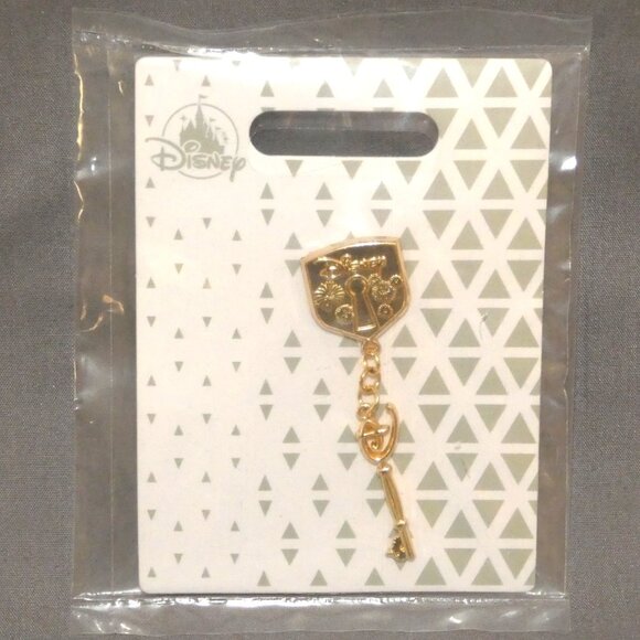 Disney Store Golden Key and Lock Pin - Picture 1 of 4